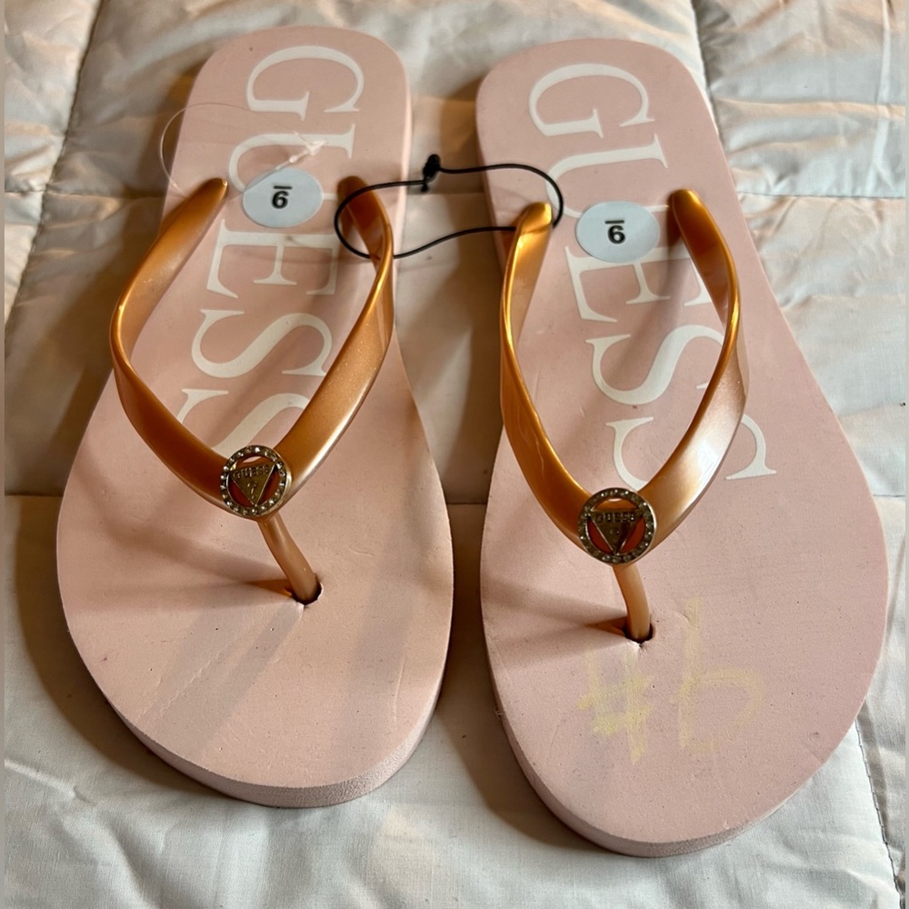 NWT Guess rose gold flops with G logo. Women’s size 9. - Picture 1 of 5